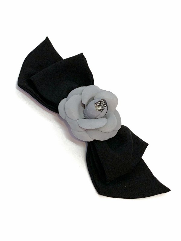 Broche/Pinza lazo negro con flor camelia en gris